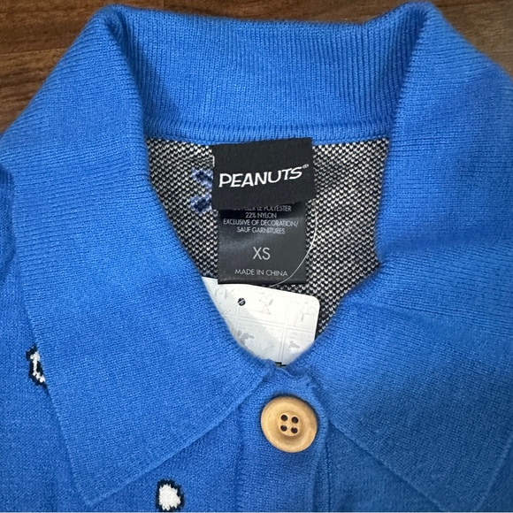 NWT Peanuts Winter Snowy Scene Cardigan - Picture 3 of 9